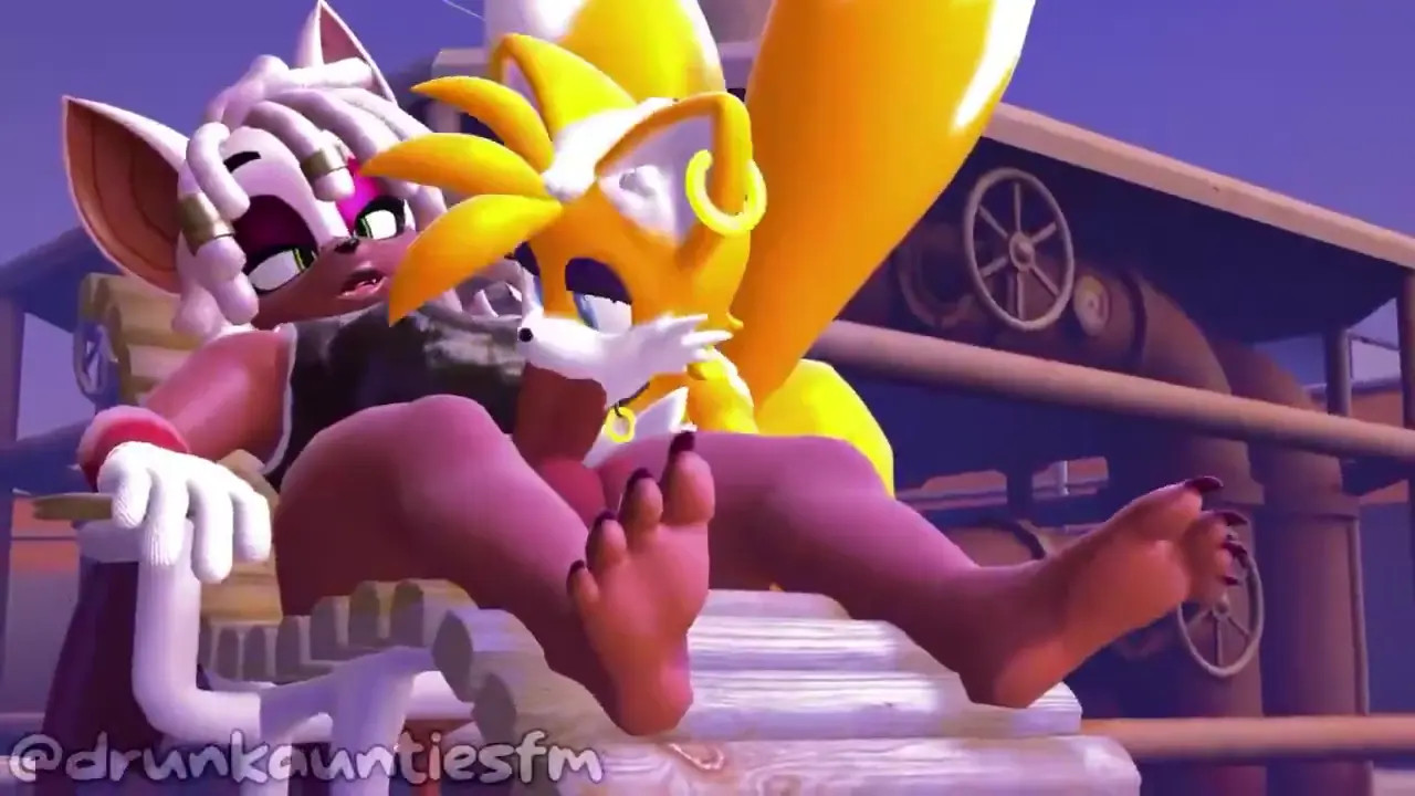 Femboy Fox Sucking Rouge's Dick
